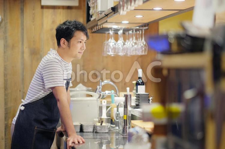 厨房に立つ男性店員 カフェバー,男性,店員の写真素材