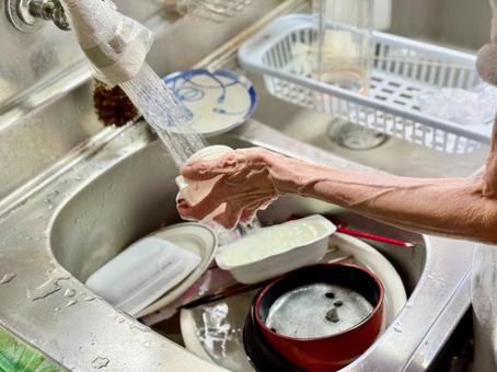 皿洗いをする高齢女性の手元 洗い物,食器,高齢者の写真素材