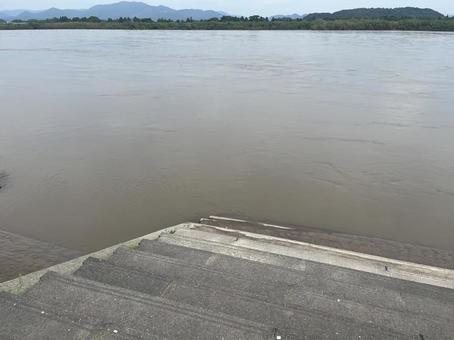 増水した川4 増水した川4の写真