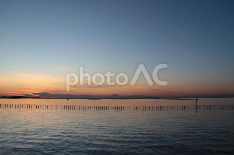夕陽を飛ぶ、飛行機（遠景） 夕陽,夕日,海の写真素材