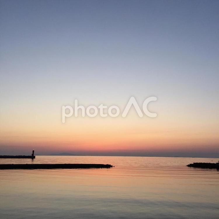 夕暮れの海 海,夕暮れ,突堤の写真素材