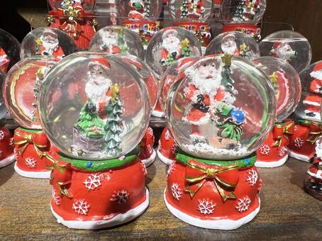 並べられたサンタのスノードーム サンタクロース,並んだ,スノードームの写真素材