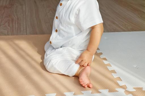 お座りする赤ちゃん お座りする赤ちゃん 赤ちゃん,男の子,子どもの写真素材
