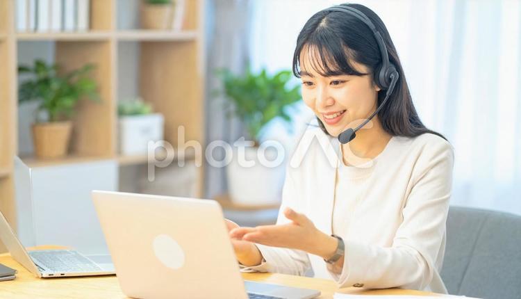 笑顔でリモートワークをするビジネス女性 女性,オンライン,ミーティングの写真素材