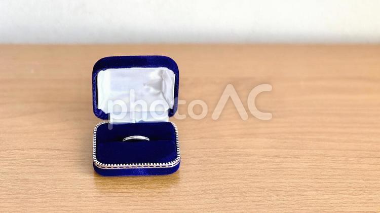机に置いた結婚指輪のケース_右スペース 指輪,結婚,婚約の写真素材