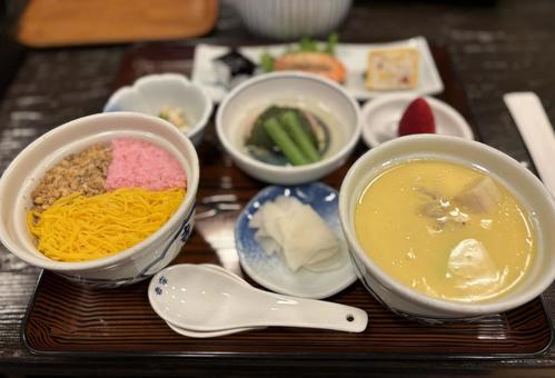 Three-color rice bowl and chawanmushi, JPG Three-color rice bowl and chawanmushi, JPG