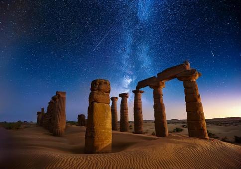 星空に浮かぶ砂漠の石柱遺跡 星空に浮かぶ砂漠の石柱遺跡の写真
