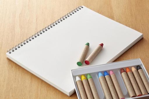 デスクイメージ 白紙のノート クレヨン デスクイメージ 白紙のノート クレヨンの写真
