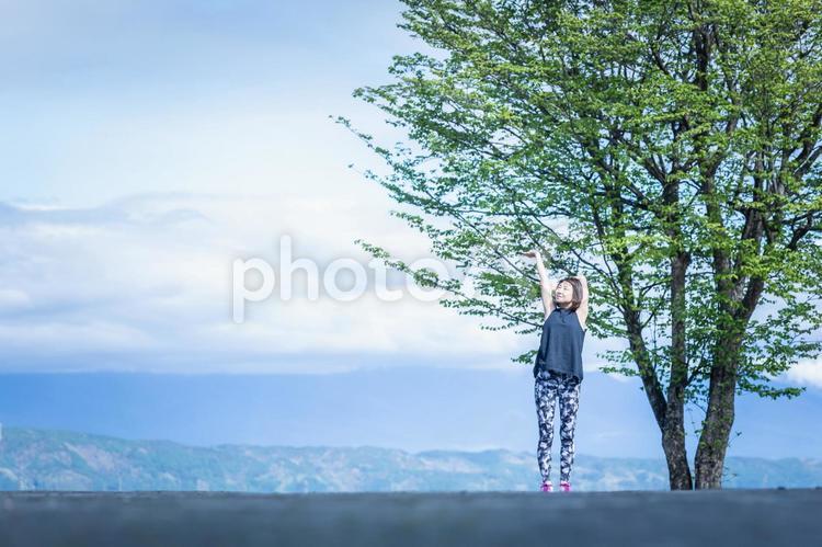 スポーツウェアの女性（深呼吸） 大気浴,深呼吸,背景の写真素材