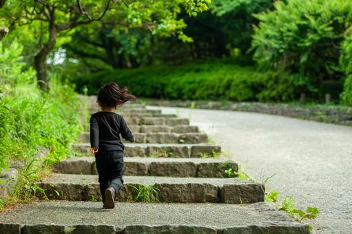 夏の緑を走る子供 夏の緑を走る子供の写真