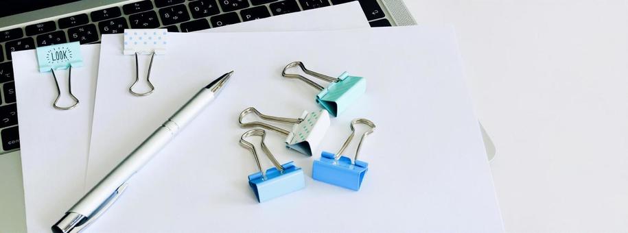 ビジネス　デスクワーク　白紙の用紙　横長 ビジネスイメージ,デスクワーク,オフィスワークの写真素材