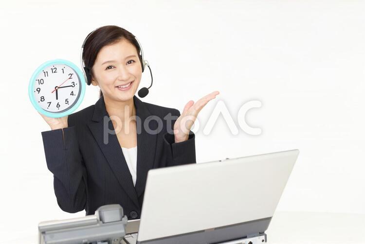 時計を持つ笑顔のオペレーター オペレーター,女性,コールセンターの写真素材