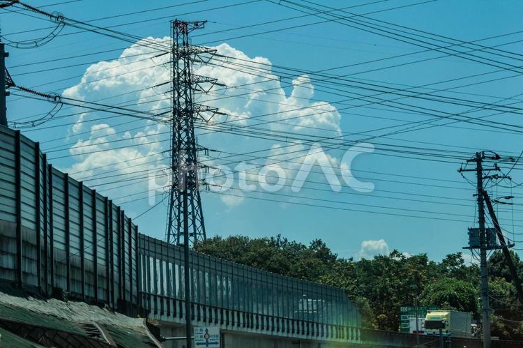 送電線と夏の雲 送電線,送電鉄塔,鉄塔の写真素材