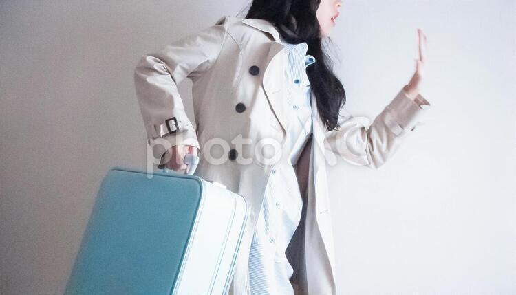急ぐ旅行客(横長) 女性,旅行,旅行カバンの写真素材