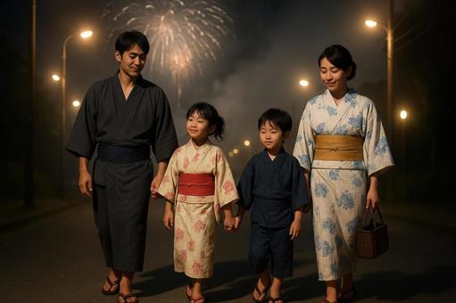 花火の余韻に包まれる家族連れ 花火の余韻に包まれる家族連れの写真