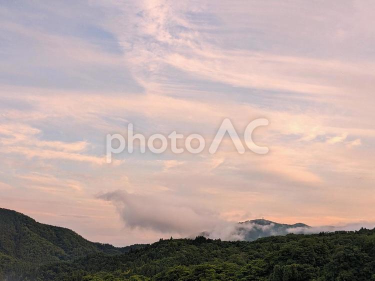空の壁紙　幻想的な夕景の雲 夕焼雲,青い空,白い雲の写真素材