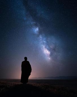 山並みを背景にした星空と僧侶 山並みを背景にした星空と僧侶の写真