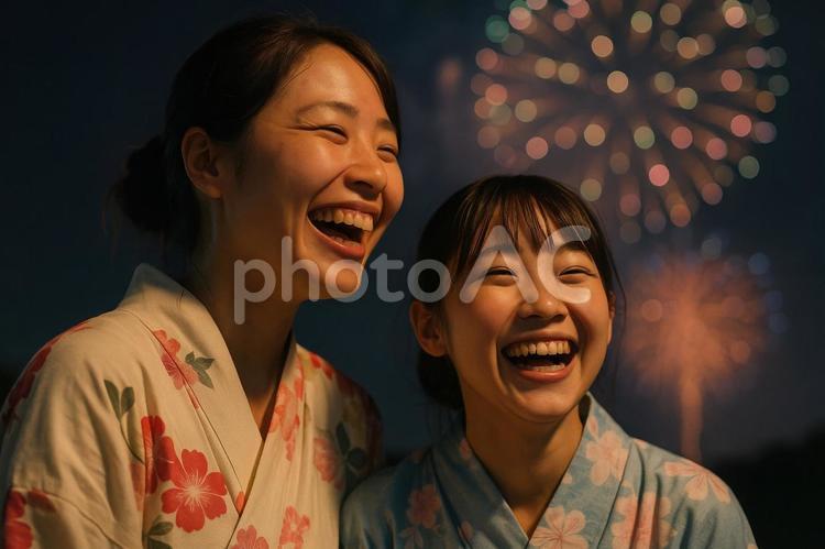 花火を見て笑い合う姉妹 日本,姉妹,女の子の写真素材