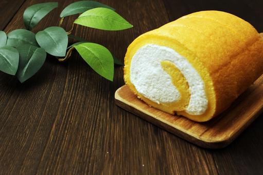 クリームたっぷりロールケーキ ロールケーキ,クリーム,ケーキの写真素材