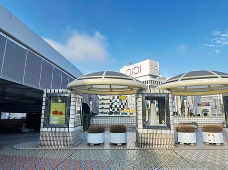 上野駅正面付近 上野駅正面付近 上野駅正面玄関口,歩道橋,上野駅前の写真素材
