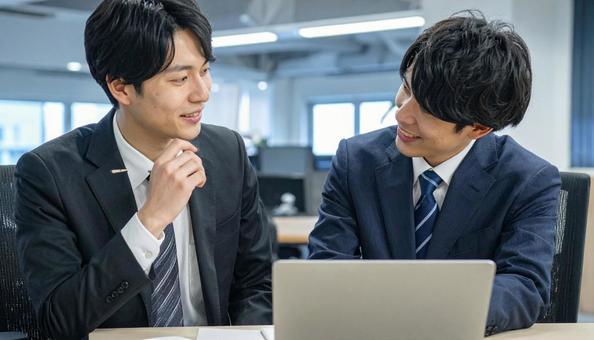 オフィスで打合せをするビジネスマンの写真