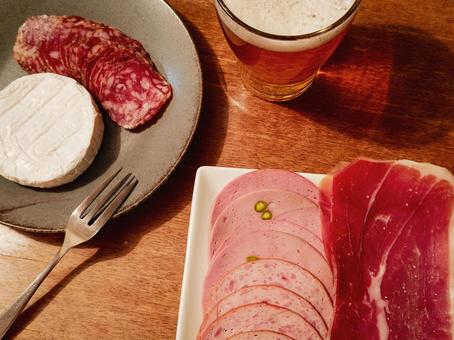 チーズとハムとビール1 チーズとハムとビール1 ビール,おつまみ,カマンベールチーズの写真素材