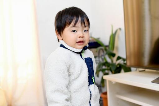 リビングにいる笑顔の小さいアジア人の子供 子供,子ども,男の子の写真素材