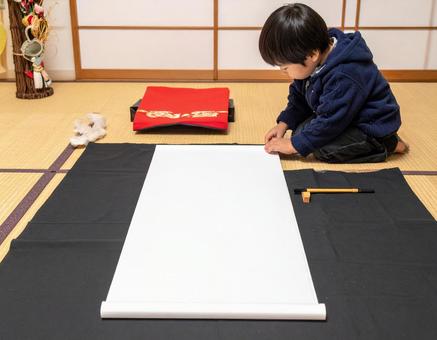 書初めする子供(テキストスペースあり) 書初めする子供(テキストスペースあり)の写真