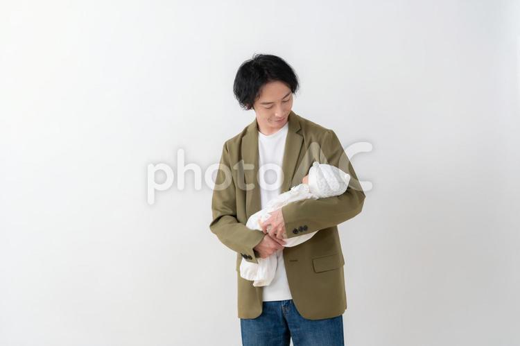 白バックの若い父親と赤ちゃん 家族,育児,男性の写真素材