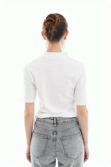 お団子ヘアの女性の後ろ姿(半袖) お団子ヘアの女性の後ろ姿(半袖)の写真