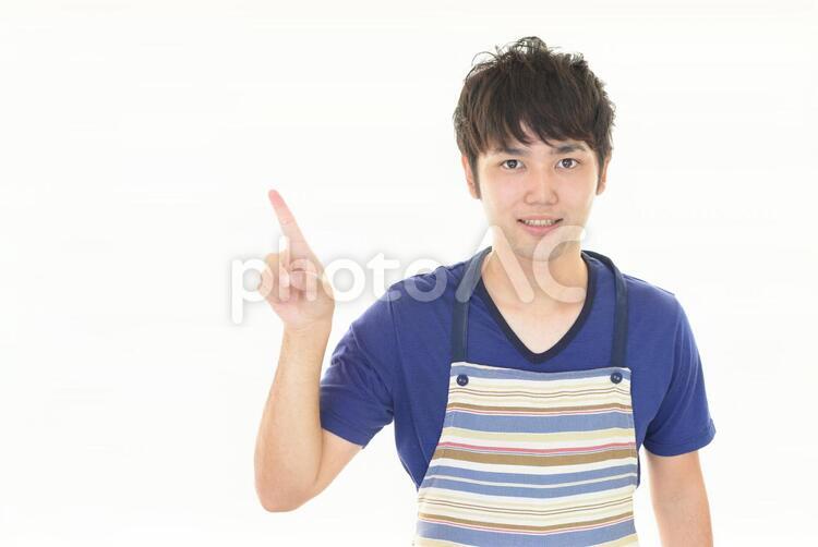 指示する笑顔の男性 男性,ウェイター,男の写真素材