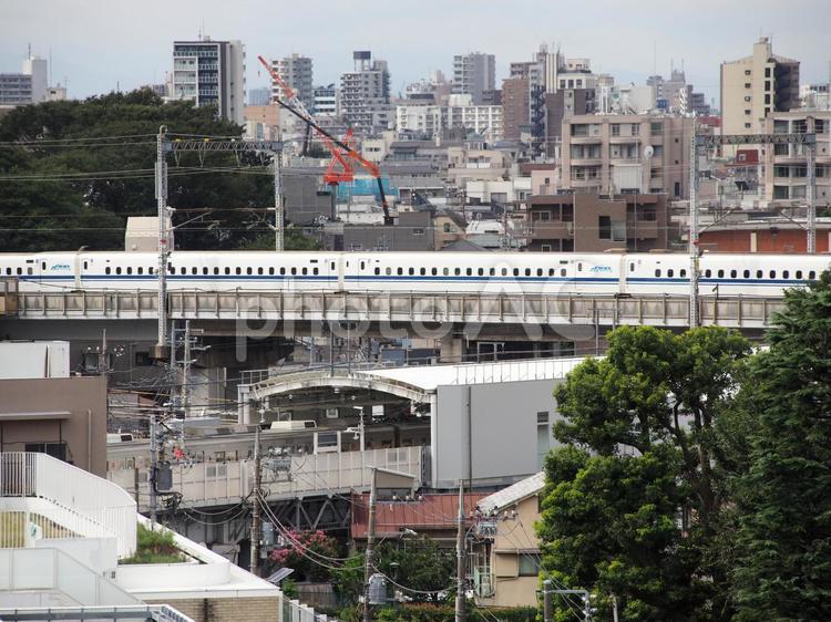 街中を走る新幹線（３） 新幹線,街中,市街地の写真素材