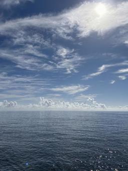 夏の海　朝の水平線 水平線,夏,海の写真素材