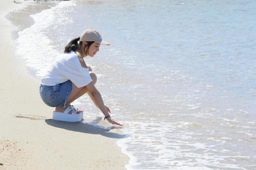 波打ち際で遊ぶ女性 波打ち際で遊ぶ女性 女性,海,夏の写真素材