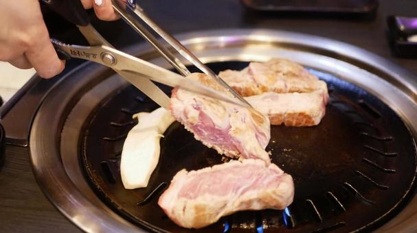 肉を焼く店員 焼肉,肉料理,サムギョプサルの写真素材