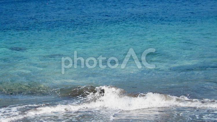小さな白波を立てる青い海 海,白波,風景の写真素材