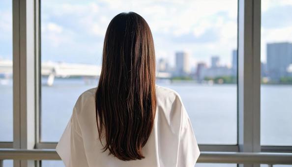 ロングヘアの日本人女性の後ろ姿 ロングヘアの日本人女性の後ろ姿の写真