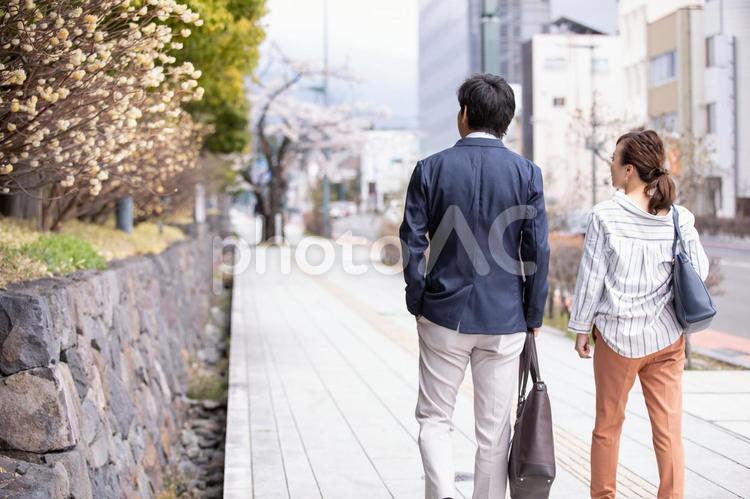 カジュアルビジネスの会社員 カップル,同僚,訪問の写真素材