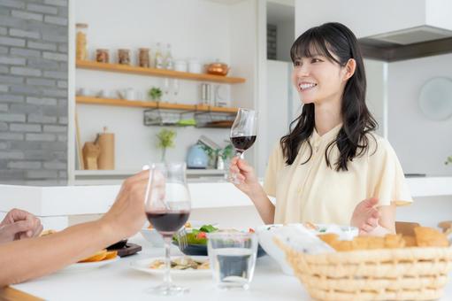 ダイニングで食事をするミドルの夫婦 ダイニングで食事をするミドルの夫婦 食事,家族,夫婦の写真素材