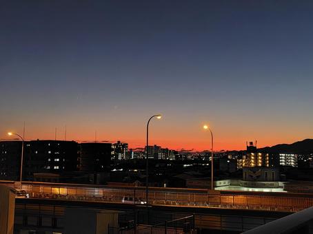 夕暮れの都会の街並み 夕焼け,夕暮れ,夕方の写真素材