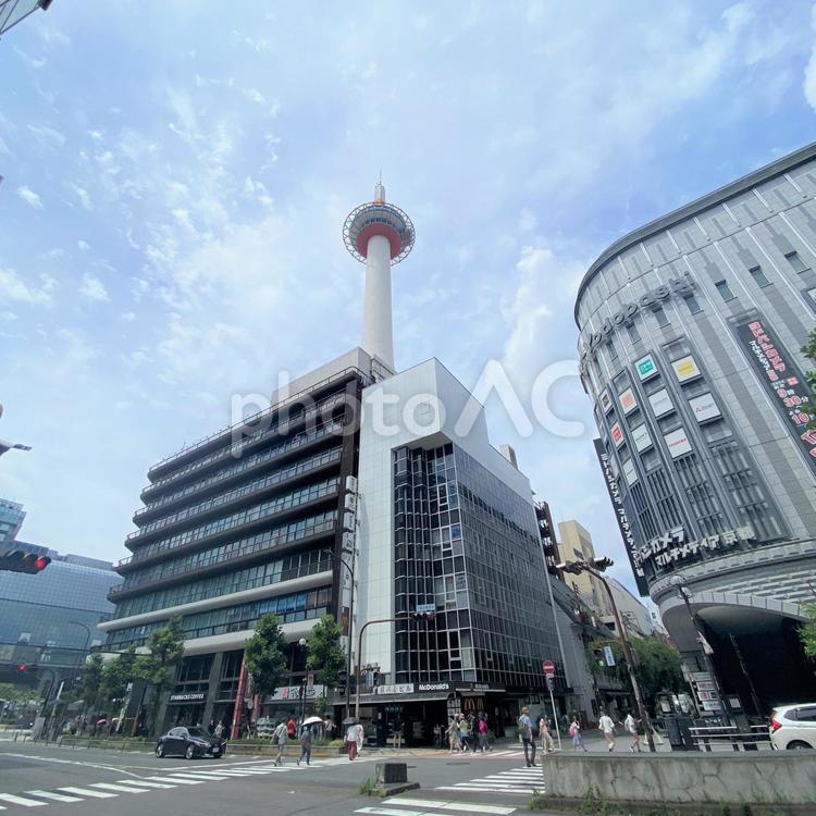 京都タワーを見上げる ビル,屋外で,空の写真素材