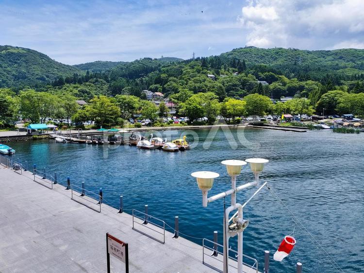 芦ノ湖海賊船にて箱根町港の桟橋を見下ろす 箱根町港,箱根海賊船,遊覧船の写真素材
