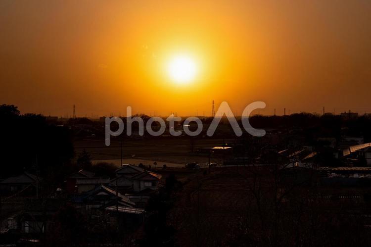 街を照らす真っ赤な夕日 夕焼け,夕暮れ,夕日の写真素材