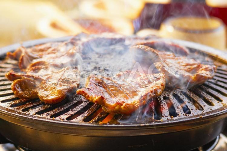 鉄のプレートで焼かれている牛タン 5715 焼肉,牛タン,焼いているの写真素材