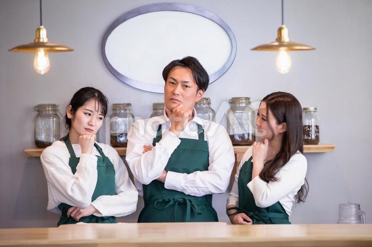 困るカフェ店員 カフェ,レストラン,喫茶店の写真素材