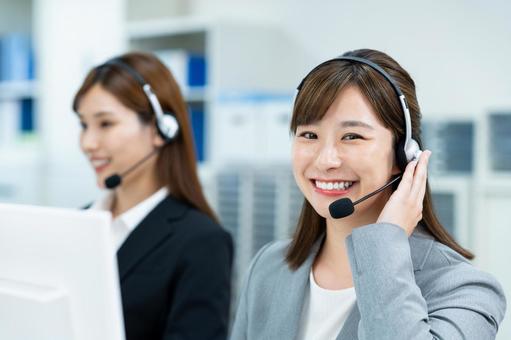 オペレーターの若い女性 オペレーターの若い女性 オペレーター,ビジネスウーマン,ビジネスの写真素材