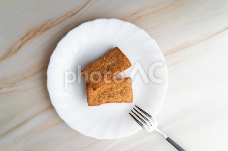 白い皿に並ぶフィナンシェ③ フィナンシェ,焼き菓子,スイーツの写真素材