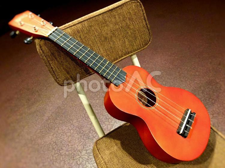ウクレレと椅子２ ウクレレ,ukulele,楽器の写真素材