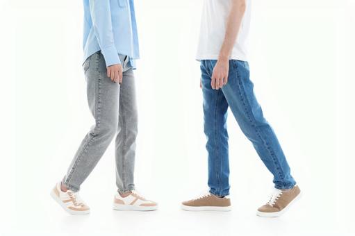 向かい合っているジーンズの2人の足 向かい合っているジーンズの2人の足 向かい合う,横向き,歩くの写真素材