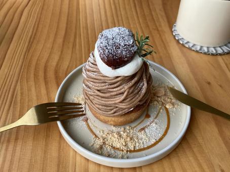 モンブランを食べる、フォークとナイフ モンブラン,栗,ケーキの写真素材